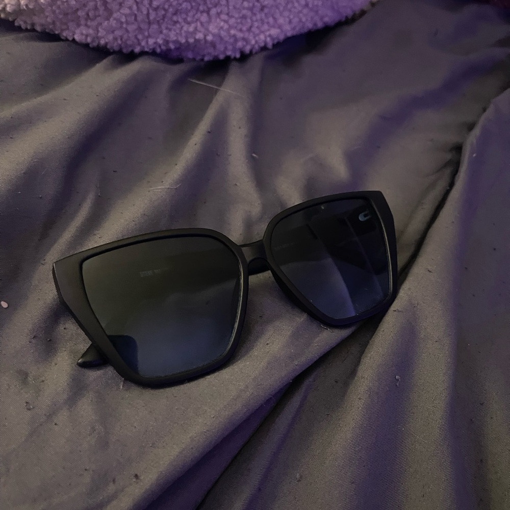 Steve Madden Sleek Black Sunglasses